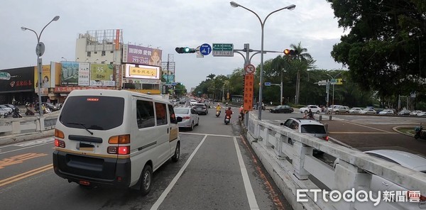 ▲台南北區開元陸橋南向下橋處，許多車輛違規左右轉，被警方取締告發。（圖／記者林悅翻攝，下同）