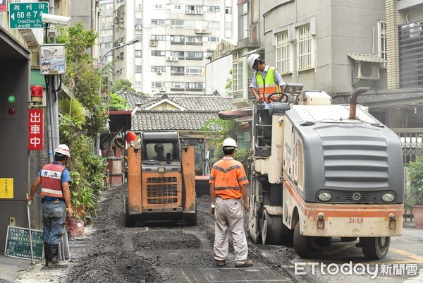 ▲▼道路工程,柏油路,施工,交通,一例一休,工人,工安衛生,勞檢,職場安全,派遣工,臨時工,勞工,施工機具,瀝青工程,勞基法,勞動人權。（圖／記者李毓康攝）