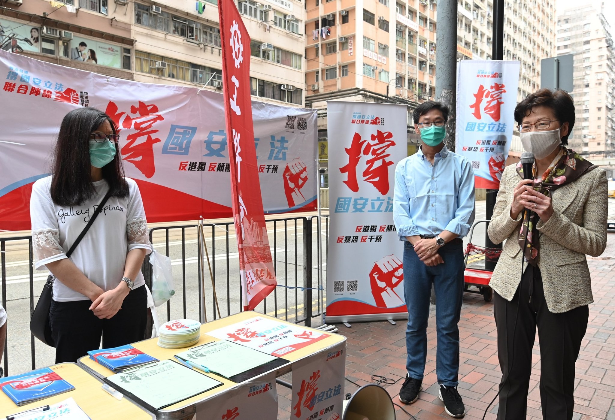 ▲▼香港特首上街頭簽名支持全國人大的決定。（圖／翻攝林鄭月娥臉書）