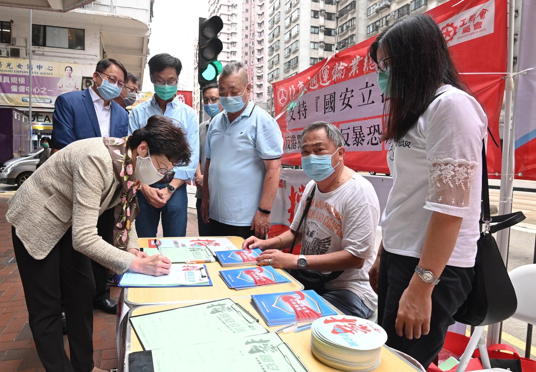 ▲▼香港特首上街頭簽名支持全國人大的決定。（圖／翻攝林鄭月娥臉書）