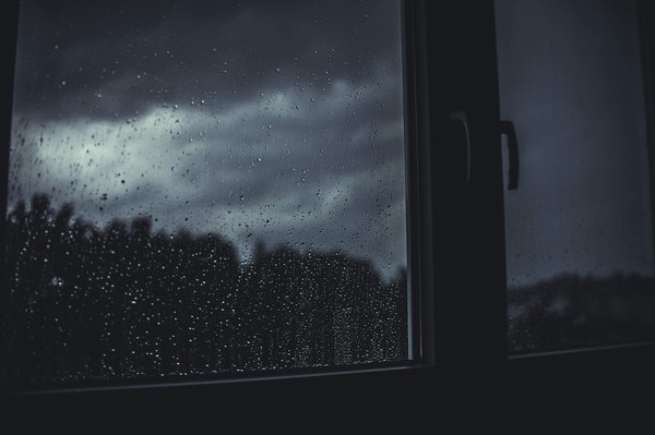 ▲▼雨天,窗戶,窗,下雨,雨,陰天。（圖／取自免費圖庫Pixabay）