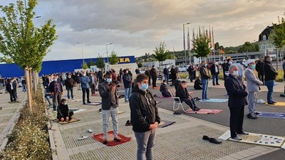 停車場一片人！　穆斯林牽手「IKEA賣場」成就超暖大禱告