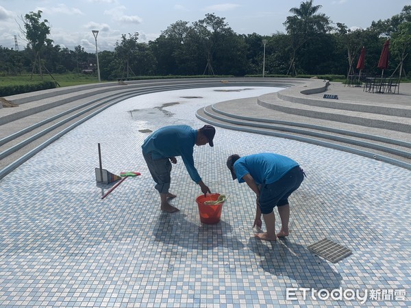 ▲台南山上花園水道博物館戲水池再度啟用，因適逢周末假期，加上疫情趨緩，吸引不少親子前來戲水消暑，再現人潮。（圖／記者林悅翻攝，下同）