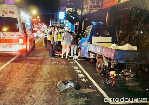 ▲▼酒駕計程車連撞2機車，還波及停路邊的小貨車，             。（圖／民眾提供）