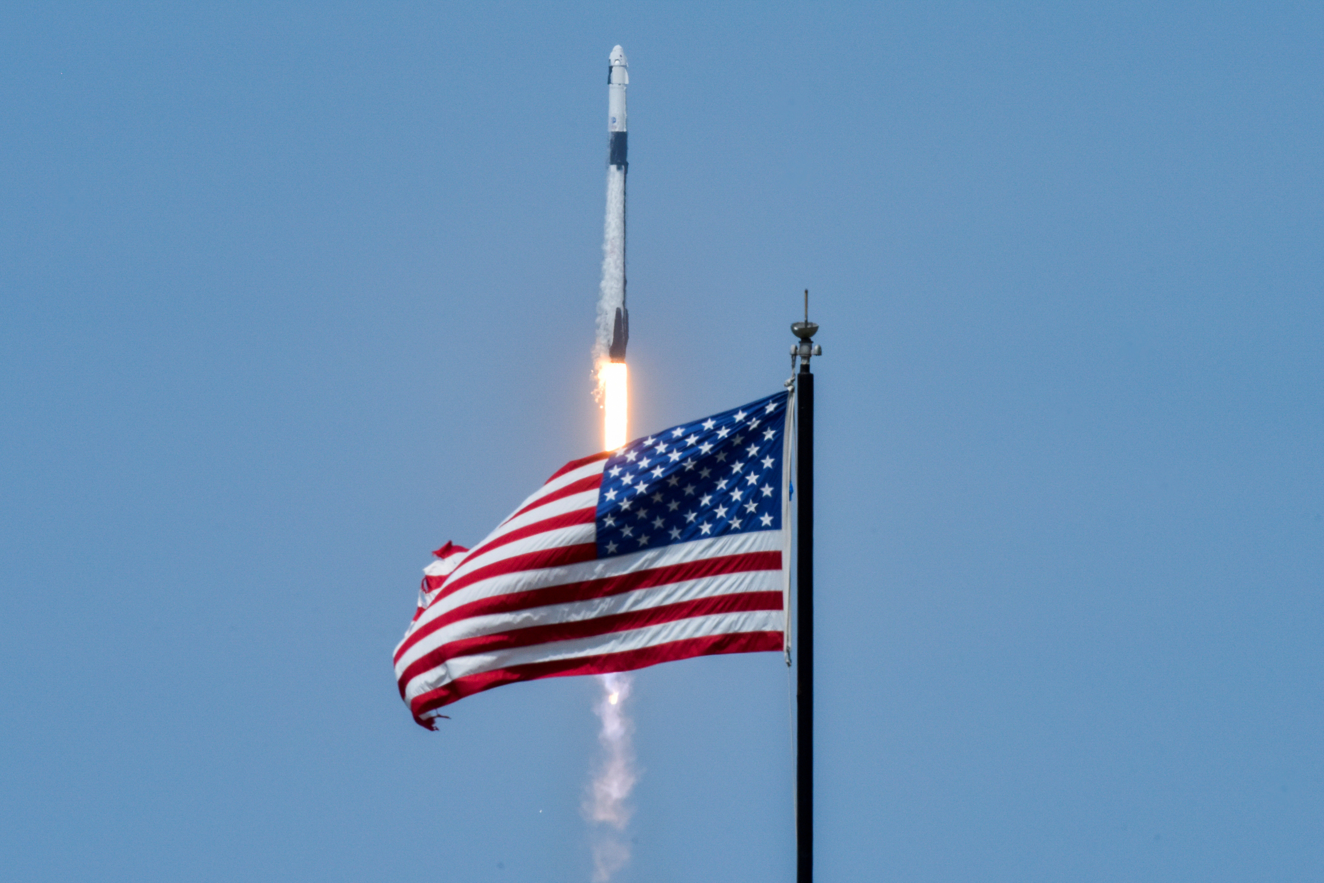 太空探索科技公司（SpaceX）今天順利發射「獵鷹9號」（Falcon 9）火箭，把搭載兩名美國太空人的全新「飛龍號」（Crew Dragon）太空船送往國際太空站（ISS）。（圖／路透）