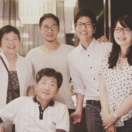 2015年父親節前，陳時中（坐者）的兒子陳彥安於IG貼出合照，圖說簡單寫著「Chen Family」。（翻攝陳彥安IG）