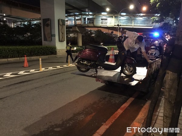 ▲▼海山警方針對夜間噪音改裝機車攔查。（圖／記者陳豐德翻攝）