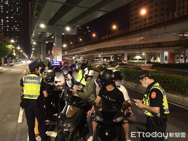 ▲▼海山警方針對夜間噪音改裝機車攔查。（圖／記者陳豐德翻攝）