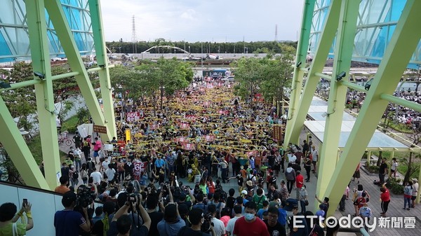 ▲罷韓黃金週，岡山捷運站前民眾帶烏龜與蛇來諷刺韓國瑜             。（圖／記者吳奕靖攝）