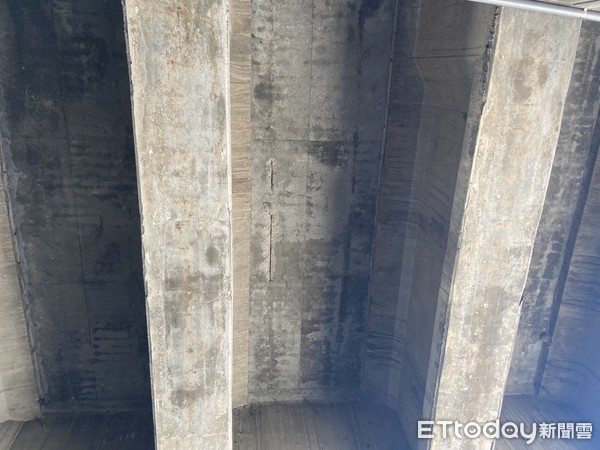 ▲台南市北區北安橋發生橋下混凝土塊掉落，造成車輛損傷，幸無人員傷亡。（圖／記者林悅翻攝，下同）