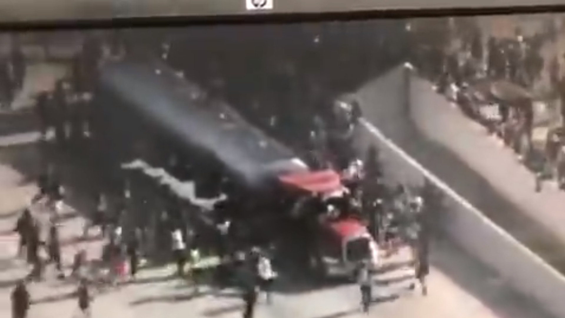 ▲▼ 油罐車衝向抗議人群。（圖／翻攝自推特＠Seth Kaplan）