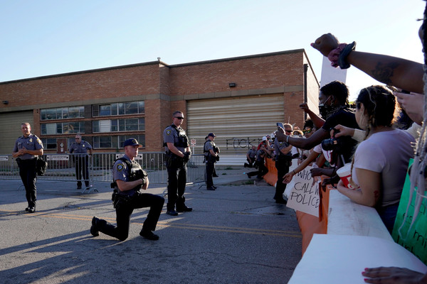 ▲▼奧克拉荷馬州警察在示威民眾面前單膝下跪。（圖／路透）