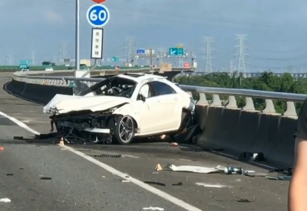 ▲▼國道三號快官賓士自撞，車流回堵。（圖／東森新聞）