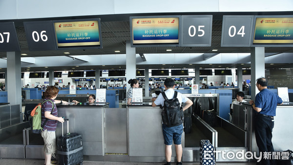 ▲▼上海浦東國際機場,旅遊,出入境,交通,旅客,地勤,出國,航空業,航班,邊境管制,遊客,出境,觀光,登機報到,行李轉盤,旅遊不便險,停機坪。(圖/記者李毓康攝) ▲▼上海浦東國際機場,旅遊,出入境,交通,旅客,地勤,出國,航空業,航班,邊境管制,遊客,出境,觀光,登機報到,行李轉盤,旅遊不便險,停機坪。(圖/記者李毓康攝)