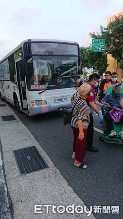 ▲台南市北區公園南路與北門路二段交叉路口，晚上發生公車撞到腳踏車事件，腳踏車騎士受困於公車底下，被熱心民眾救出脫困送醫。（圖／記者林悅翻攝，下同）