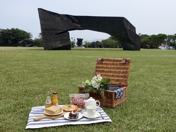 ▲ 朱銘美術館「狗狗野餐運動會」6日登場 200組汪星人與飼主草地野餐同樂。（圖／朱銘美術館提供）