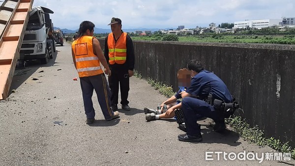 ▲▼南投草屯死亡車禍，載有H型鋼樑的工程車與機車發生碰撞，騎士遭捲入車底慘死。（圖／記者張弘昌翻攝）