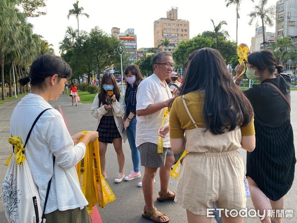 ▲▼   台、師大學生表態罷韓！發500條「光復高雄」黃絲帶。（圖／記者崔至雲攝）