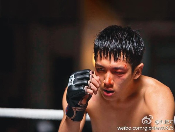 柯震東在《打噴嚏》中，飾演屢戰屢敗的拳手，卻為了心愛的人立志成為最勇敢的男人。（翻攝自九把刀微博）