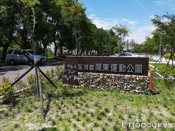 ▲▼紅轎車停公園多天「惡臭瀰漫」！彰化鎮代下鄉考察　走近悚見女屍已死6天。（圖／記者唐詠絮攝）