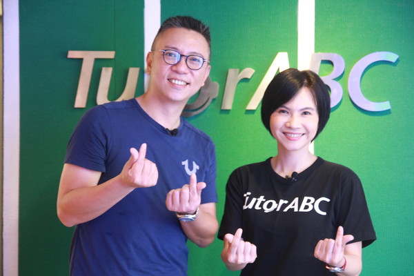 ▲分眾傳媒董事長林昱（左）與TutorABC總經理黃嘉琦（右）合作拍攝公益影片，一起為台灣的防疫人員加油。（圖／分眾傳媒提供）