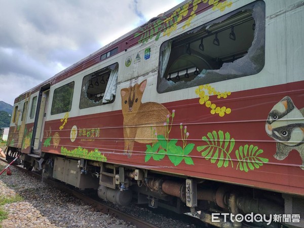 ▲集集彩繪列車遭客運突然撞擊。（圖／記者張弘昌翻攝）