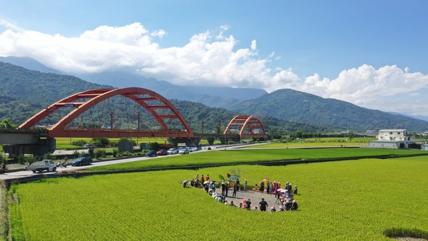 ▲▼玉里黑熊腳印稻田，腳印餐桌，客城鐵橋。（圖／可樂旅遊提供）