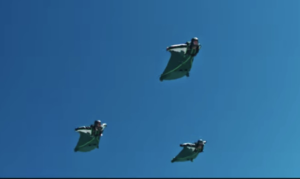 ▲▼電影紅海行動中，將翼裝飛行應用在電影場景。（圖／翻攝電影紅海行動）