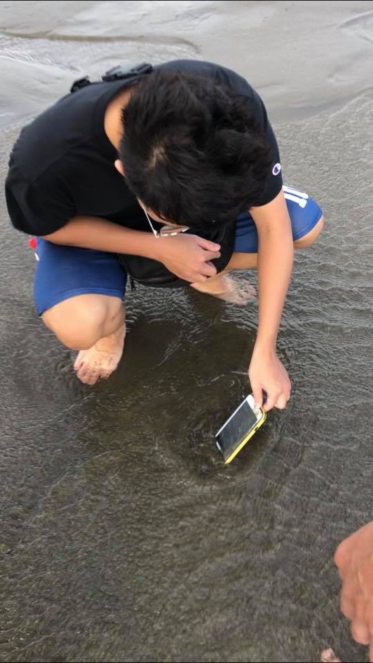 ▲新月沙灣「挖出iPhone 6」還活著！網跪神機...在地人曝：這裡埋一堆。（圖／翻攝自臉書／新竹人大小事）