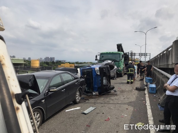 ▲▼國一轉台64匝道發生連環撞車禍，一輛銀色轎車差點被夾成三明治。（圖／記者陳豐德翻攝）