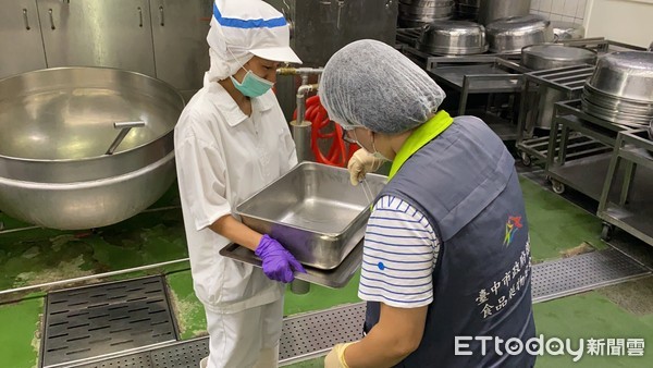 ▲▼台中龍井國中營養午餐出現死老鼠。（圖／記者李忠憲翻攝）