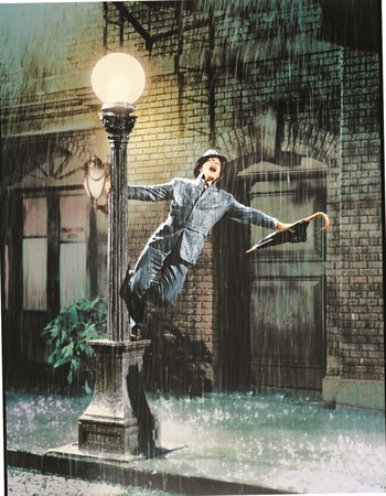 ▲▼《萬花嬉春》金凱利（右起）、唐納奧康諾、黛比雷諾在好萊塢一起打拼，金凱利因愛情的喜悅不畏風雨，甩起雨傘在雨中即興歌舞，成為好萊塢電影史上難忘的經典片段。（圖／華納兄弟提供）