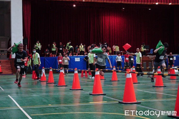 ▲台南市環保局6、7日兩天舉辦「2020年對外招考清潔臨時人員甄選」體能測驗，共計4200多人報名，預計錄取300名，錄取率僅7％。（圖／記者林悅翻攝，下同）