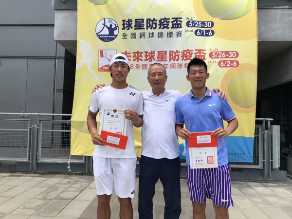 ▲▼男單冠軍曾俊欣（右）、亞軍許育修（左）和網協理事長廖裕輝（圖／中華民國網球協會提供）             。
