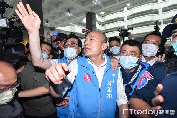 ▲▼2020高雄市長罷免案投票日,罷韓成功,韓國瑜率市府團隊出面發表談話。（圖／記者李毓康攝）