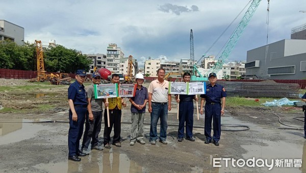 ▲台南市警二分局前往中西區各預伴混凝土車施工場地及大貨車行經路段加強確保用路人安全之交通宣導。（圖／記者林悅翻攝，下同）