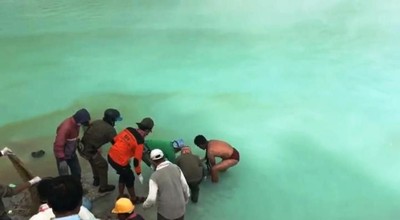為26年老友跳火山湖！印尼男無懼「全球最酸湖」腐蝕　只為打撈好友屍身