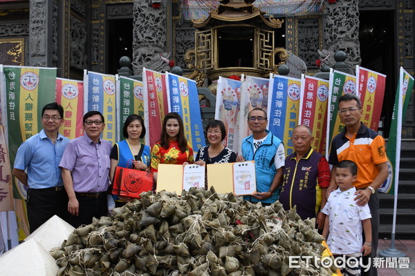 ▲台灣新住民人權展望協會，下午至台南市南區鯤鯓龍山寺至贈愛心粽給當地鯤鯓地區弱勢家庭、獨居老人與鴻佳啟能庇護中心、龍崗國小弱勢家庭學童。（圖／記者林悅翻攝，下同）