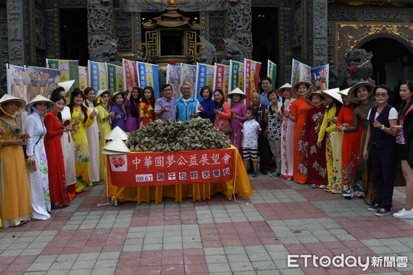 ▲台灣新住民人權展望協會，下午至台南市南區鯤鯓龍山寺至贈愛心粽給當地鯤鯓地區弱勢家庭、獨居老人與鴻佳啟能庇護中心、龍崗國小弱勢家庭學童。（圖／記者林悅翻攝，下同）