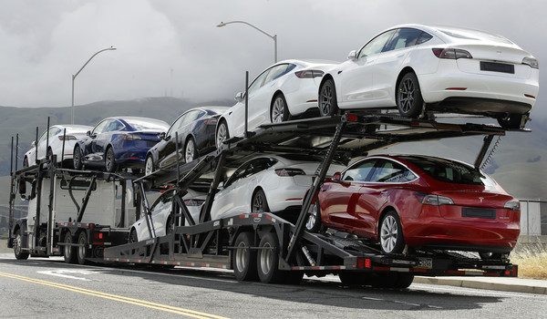 特斯拉成為全球市值最高汽車品牌　執行長一封e-mail讓股價一飛衝天擊敗TOYOTA（圖／達志影像／美聯社）