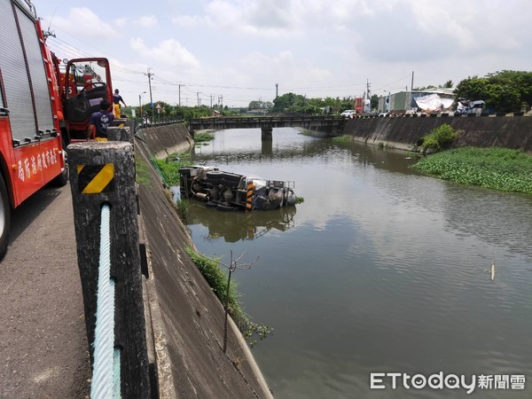 ▲台南市安南區慶和路一段和鼎橋往鹽水溪三號橋路段,發生水泥預拌混凝土車翻落鹽水溪大排內,消防局出動消防人員前往救援,將傷者救出送醫。(圖/記者林悅翻攝,下同) ▲台南市安南區慶和路一段和鼎橋往鹽水溪三號橋路段,發生水泥預拌混凝土車翻落鹽水溪大排內,消防局出動消防人員前往救援,將傷者救出送醫。(圖/記者林悅翻攝,下同)