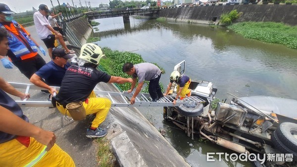 ▲台南市安南區慶和路一段和鼎橋往鹽水溪三號橋路段,發生水泥預拌混凝土車翻落鹽水溪大排內,消防局出動消防人員前往救援,將傷者救出送醫。(圖/記者林悅翻攝,下同) ▲台南市安南區慶和路一段和鼎橋往鹽水溪三號橋路段,發生水泥預拌混凝土車翻落鹽水溪大排內,消防局出動消防人員前往救援,將傷者救出送醫。(圖/記者林悅翻攝,下同)