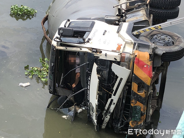 ▲台南市安南區慶和路一段和鼎橋往鹽水溪三號橋路段,發生水泥預拌混凝土車翻落鹽水溪大排內,消防局出動消防人員前往救援,將傷者救出送醫。(圖/記者林悅翻攝,下同) ▲台南市安南區慶和路一段和鼎橋往鹽水溪三號橋路段,發生水泥預拌混凝土車翻落鹽水溪大排內,消防局出動消防人員前往救援,將傷者救出送醫。(圖/記者林悅翻攝,下同)