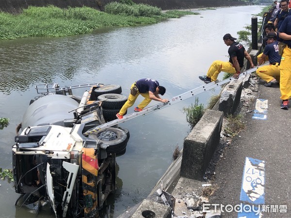 ▲台南市安南區慶和路一段和鼎橋往鹽水溪三號橋路段,發生水泥預拌混凝土車翻落鹽水溪大排內,消防局出動消防人員前往救援,將傷者救出送醫。(圖/記者林悅翻攝,下同) ▲台南市安南區慶和路一段和鼎橋往鹽水溪三號橋路段,發生水泥預拌混凝土車翻落鹽水溪大排內,消防局出動消防人員前往救援,將傷者救出送醫。(圖/記者林悅翻攝,下同)