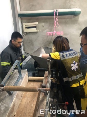 ▲▼ 台東婦人手捲入製麵機,手臂遭鐵條插入送醫 。(圖/記者楊鈞典翻攝,下同) ▲▼ 台東婦人手捲入製麵機,手臂遭鐵條插入送醫 。(圖/記者楊鈞典翻攝,下同)