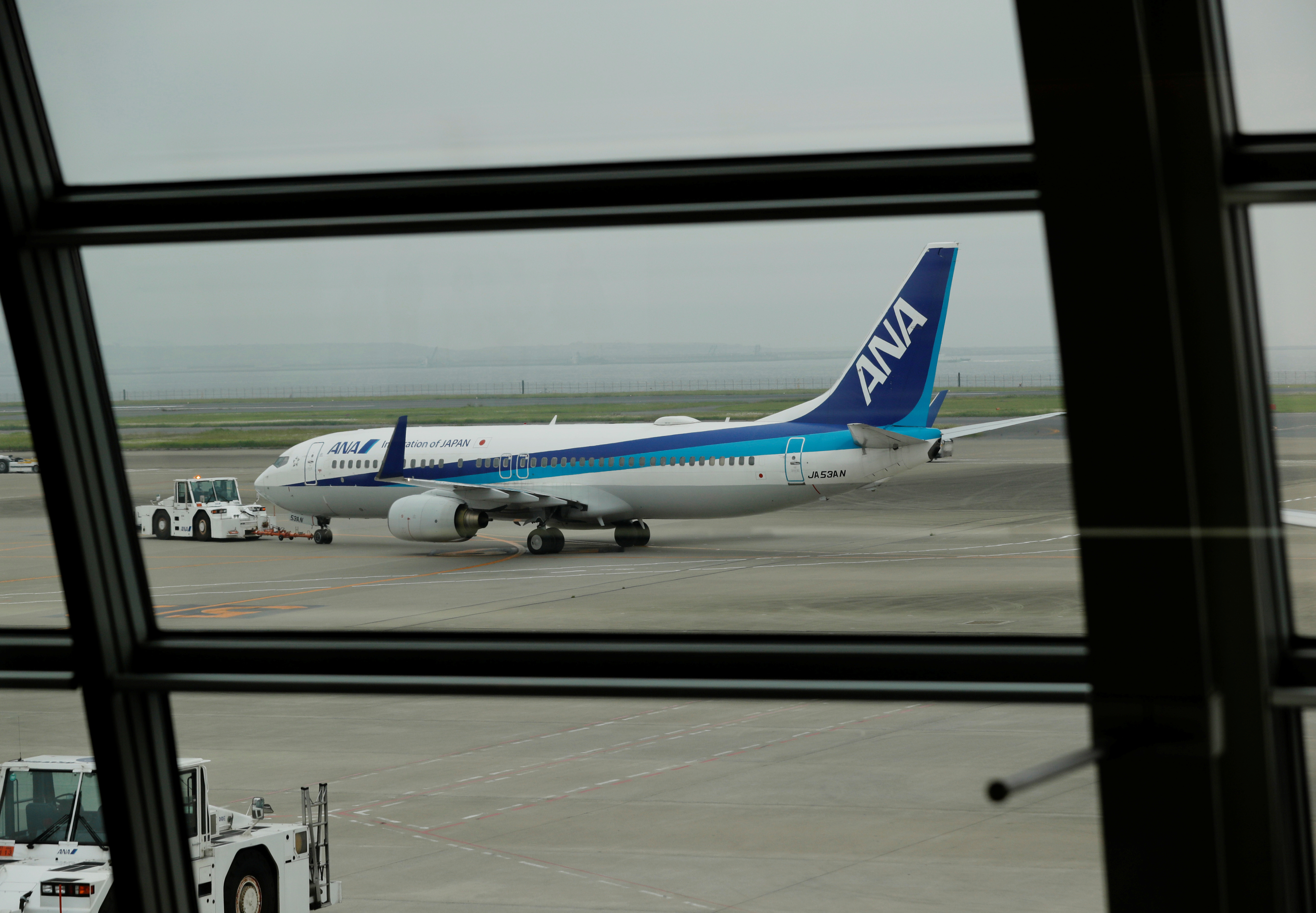 ▲▼ 全日空一架班機停在羽田機場。（圖／路透）