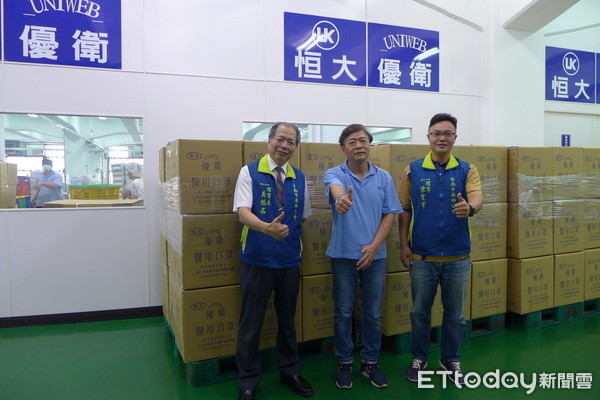 ▲台南市藥師公會理事長吳振名(左)積極拜訪各口罩大廠,尋求能盡速供應盒裝口罩給健保藥局以利慢性病患和民眾購買,獲得恒大公司迅速支援。(圖/記者林悅翻攝,下同) ▲台南市藥師公會理事長吳振名(左)積極拜訪各口罩大廠,尋求能盡速供應盒裝口罩給健保藥局以利慢性病患和民眾購買,獲得恒大公司迅速支援。(圖/記者林悅翻攝,下同)