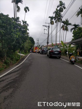 ▲嘉義嘉134縣道車輛翻覆邊坡。(圖/方姓讀者提供) ▲嘉義嘉134縣道車輛翻覆邊坡。(圖/方姓讀者提供)