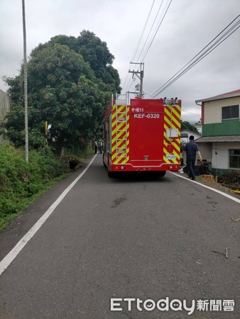 ▲嘉義嘉134縣道車輛翻覆邊坡。(圖/方姓讀者提供) ▲嘉義嘉134縣道車輛翻覆邊坡。(圖/方姓讀者提供)