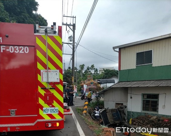 ▲嘉義嘉134縣道車輛翻覆邊坡。(圖/方姓讀者提供) ▲嘉義嘉134縣道車輛翻覆邊坡。(圖/方姓讀者提供)